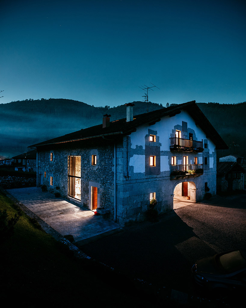 Với mong muốn giữ nguyên nét truyền thống nhưng vẫn đảm bảo các chức năng tiện nghi, gia chủ quyết định chọn phương án cải tạo.