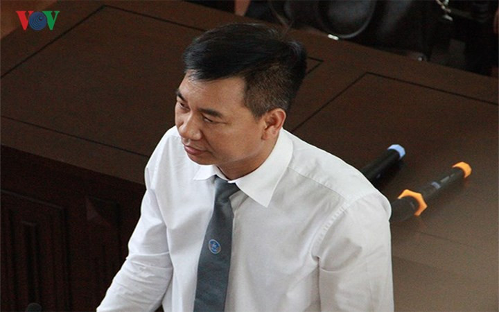 Trong phiên tòa chiều 28/5, luật sư Nguyễn Danh Huế (bảo vệ cho BVĐK tỉnh Hòa Bình) nêu quan điểm: "Hòa Bình là tỉnh nghèo, đa phần người dân là dân tộc thiểu số, hàng năm phải nhận trợ cấp từ Nhà nước nhưng tại sao mức giá chạy thận lại gấp đôi Bệnh viện Bạch Mai? Tôi đề nghị HĐXX xem xét việc này, vấn đề của cựu Giám đốc bệnh viện là rất lớn".