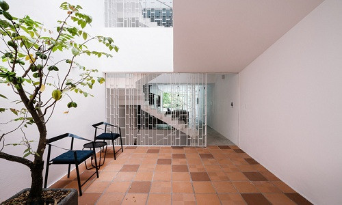 Khoảng sân vườn trên tầng 2 nhà ống với diện tích 18 m2.