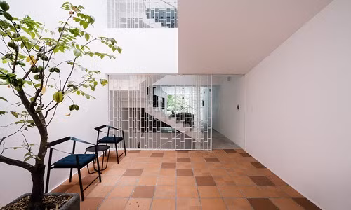 Khoảng sân vườn trên tầng 2 nhà ống với diện tích 18 m2.