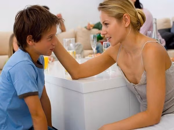 Một trong những điều chính mà cha mẹ phải làm để đảm bảo sức khoẻ và an toàn của con mình là làm gương tốt cho con, bằng cách tự tạo cho mình thói quen lành mạnh. Trẻ em sẽ học bằng cách bắt chước cha mẹ. Vì vậy, bằng cách tuân thủ chế độ ăn uống lành mạnh, tập thể dục, bạn có thể giúp con bạn phát triển những phẩm chất này ngay từ khi còn nhỏ, để phòng ngừa các bệnh như ung thư!