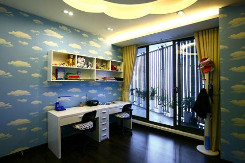 Điều này vô hình chung để lộ những khoảng không gian chưa dán giấy, làm mất đi vẻ hài hòa của toàn bộ căn phòng. Ảnh: Kientrucamax.