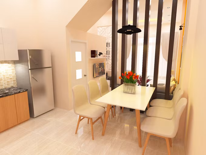 Phòng bếp thiết kế gọn gàng với gạch ốp tường màu vàng nâu.