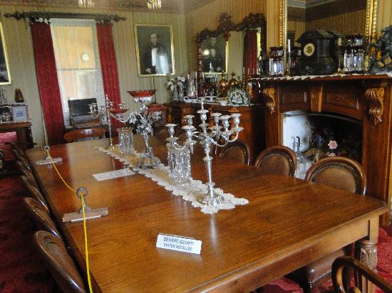 Bộ bàn ăn lớn.