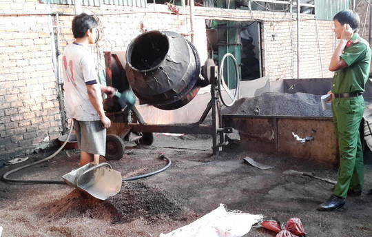 Vào thời điểm kiểm tra, lực lượng chức năng phát hiện xưởng chế biến cà phê của gia đình bà Nguyễn Thị Loan (ở thôn 13, xã Đắk Wer, huyện Đắk R’lấp, tỉnh Đắk Nông) có hàng chục tấn cà phê bẩn đã được trộn lẫn với đất, bột đá. Ảnh: Vietnamnet.