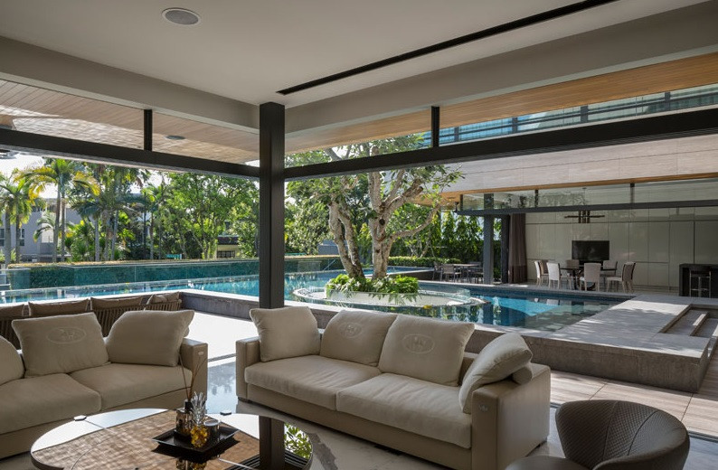 Phòng khách có tầm nhìn lớn hướng ra bên ngoài thoáng mát.