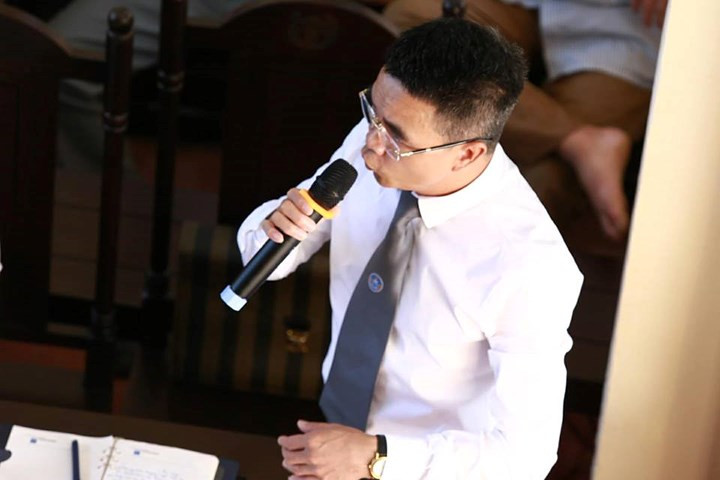 Trong phiên tòa sáng 18/5, luật sư Nguyễn Hoàng Trung (bảo vệ quyền lợi các nạn nhân tử vong) xin đính chính lại, đồng thời công bố ca tử vong thứ 9 trong vụ chạy thận ở Hòa Bình và được HĐXX chấp nhận.