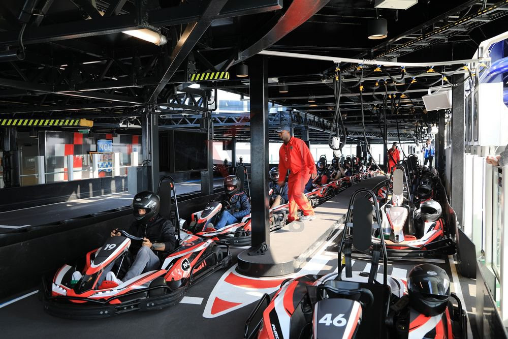 Cuộc đua xe điện diễn ra ở tầng trên tầng thứ 19 trong tổng số 20 tầng.