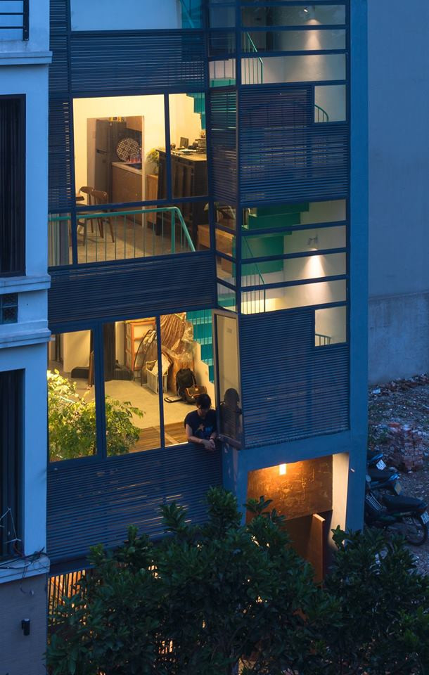 Ngôi nhà lung linh dưới ánh đèn buổi tối. Nguồn ảnh: Triệu Chiến.