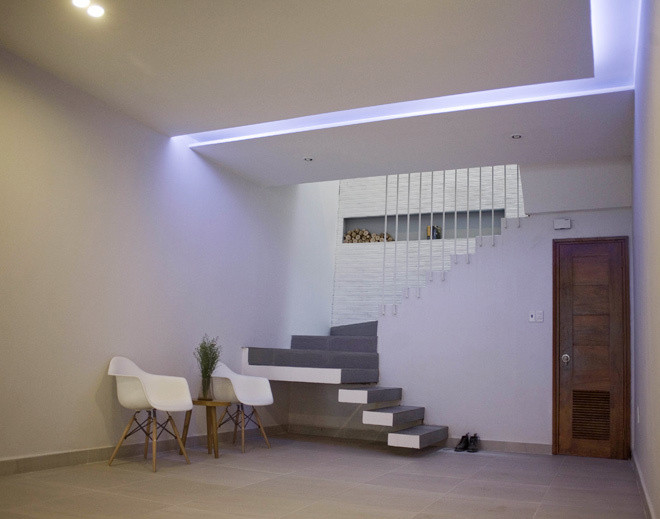 Góc cầu thang được biến tấu thành khu vực nghỉ ngơi.