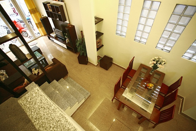 Hệ thống gạch kính giúp ngôi nhà lấy ánh sáng hiệu quả mà vẫn kín đáo.