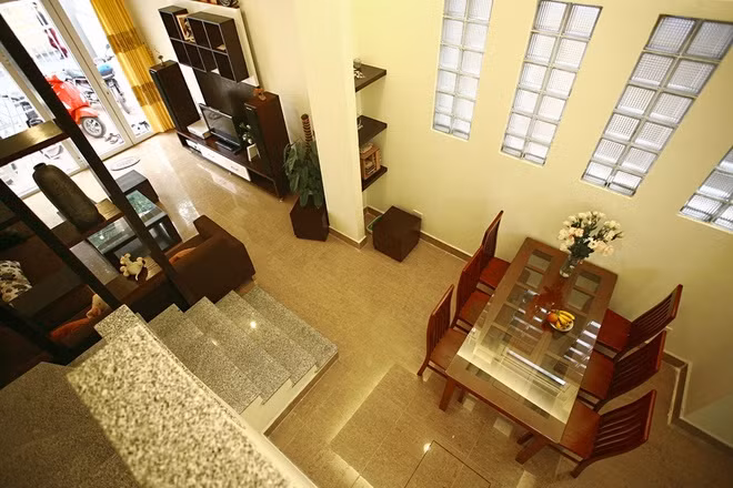 Hệ thống gạch kính giúp ngôi nhà lấy ánh sáng hiệu quả mà vẫn kín đáo.