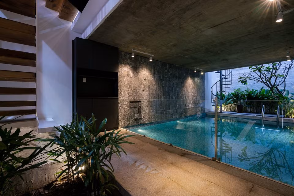 Bên trong nhà ấn tượng nhất là bể bơi lớn tương tự như các resort xa xỉ.