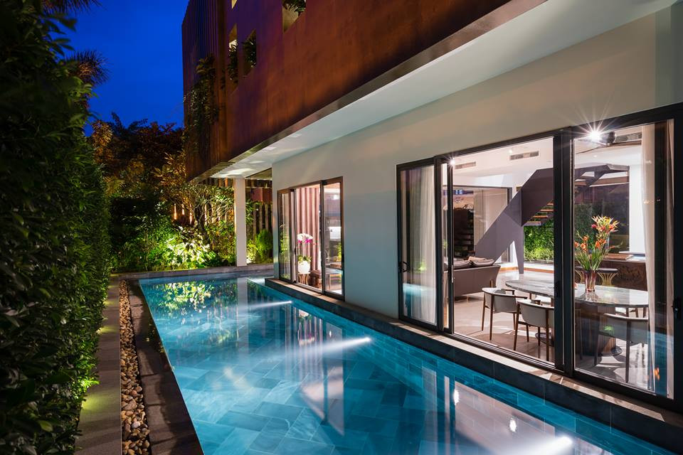 Một bể bơi lớn ngoài trời bố trí cạnh khu vực phòng khách.