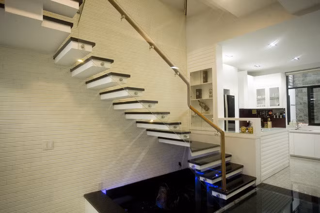 Cầu thang bậc rỗng và lan can kính như nới rộng không gian.