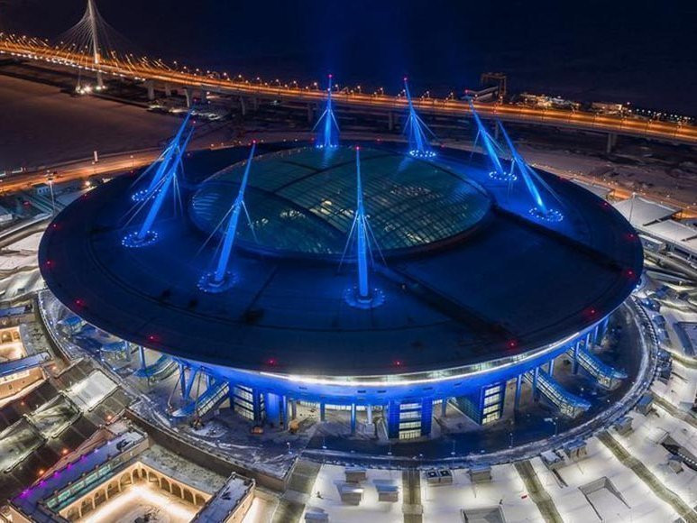 Được thiết kế bởi kiến trúc sư người Nhật Kisho Kurosawa, sân vận động Saint Petersburg có vẻ ngoài như một chiếc tàu vũ trụ. Ảnh: Polit.