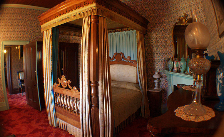 Một phòng ngủ khác với chiếc giường mang đậm kiến trúc cổ.