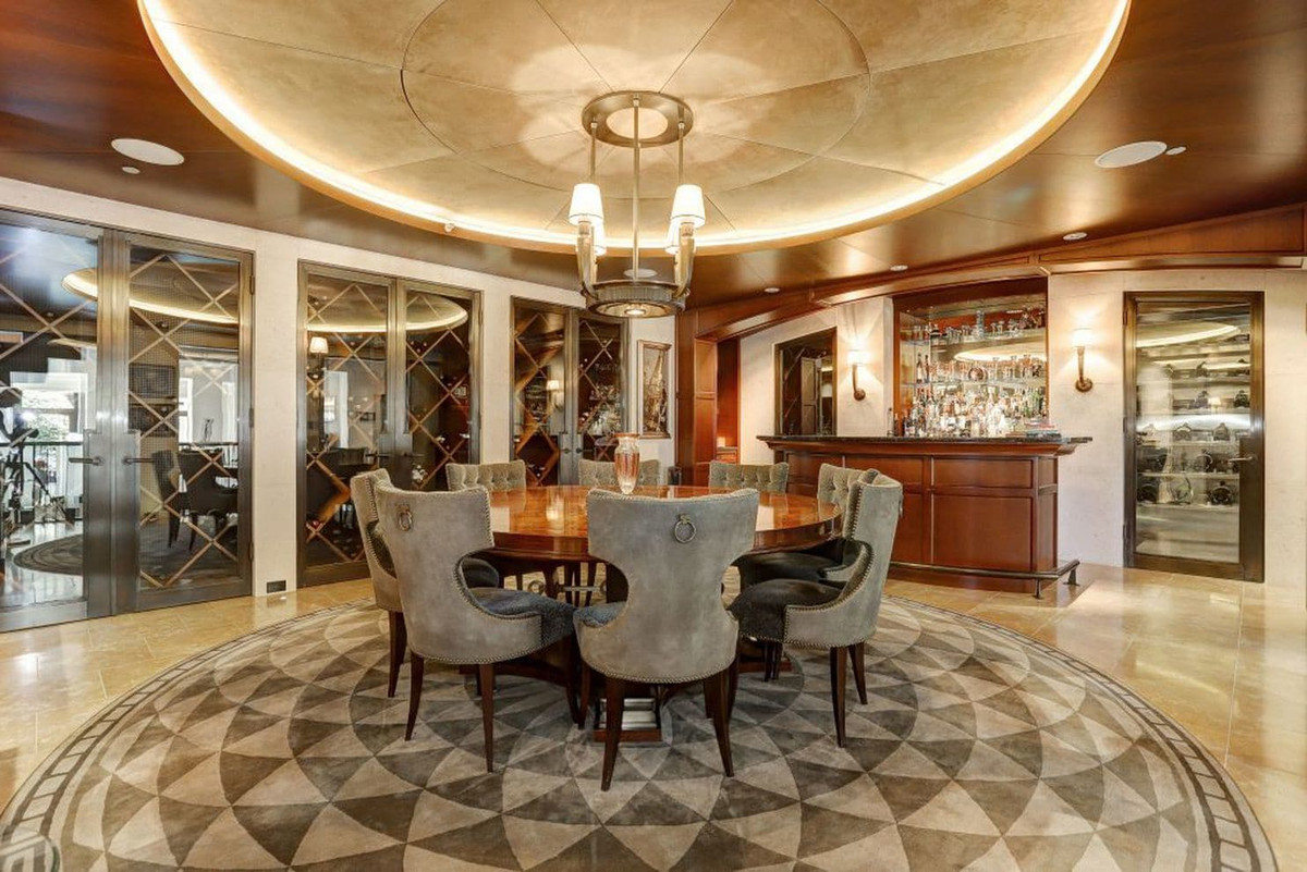 Ngoài ra, ngôi biệt thự sang trọng này còn có thư viện, spa, phòng xông hơi, bể sục Jacuzzi...