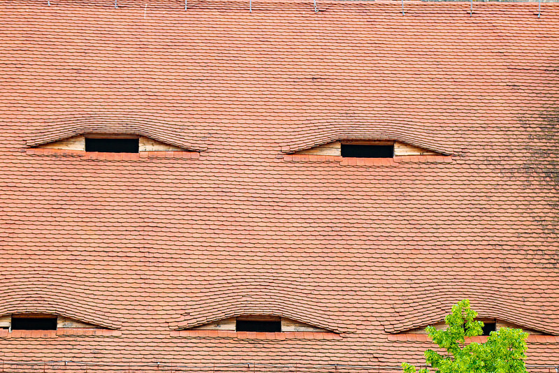 Theo nhiều tài liệu, các ô cửa hình đôi mắt này được xây dựng vào khoảng thế kỷ 15 - 19.