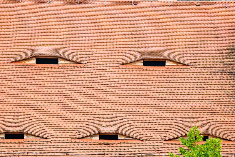 Theo nhiều tài liệu, các ô cửa hình đôi mắt này được xây dựng vào khoảng thế kỷ 15 - 19.