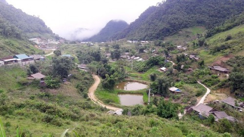 Bản làng người Mông Mường Lống lọt thỏm giữa bốn bề núi rừng