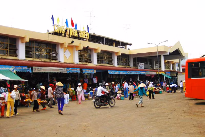 Chợ thường là điểm dừng chân của du khách để ăn uống và mua sắm sau những chuyến du lịch đến Châu Đốc và các vùng lân cận. Ảnh: Gody.