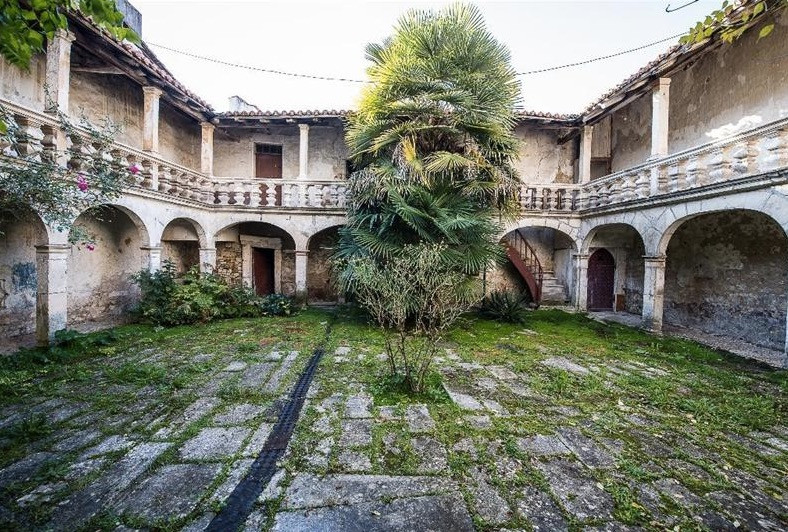 Trong khi đó, với 4,8 triệu đô la Hong Kong có thể mua một lâu đài Pháp phong cách thế kỷ 17 diện tích gấp 300 lần căn hộ ở Hong Kong. Mức giá này khiến giá nhà tại Hong Kong đắt đỏ bậc nhất thế giới. Ảnh: Messy Nessy Chic.