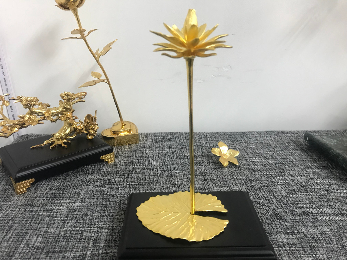 Độ dày mỏng của từng cánh hoa cũng được đo đạc công phu để tạo bông hoa thật nhất.