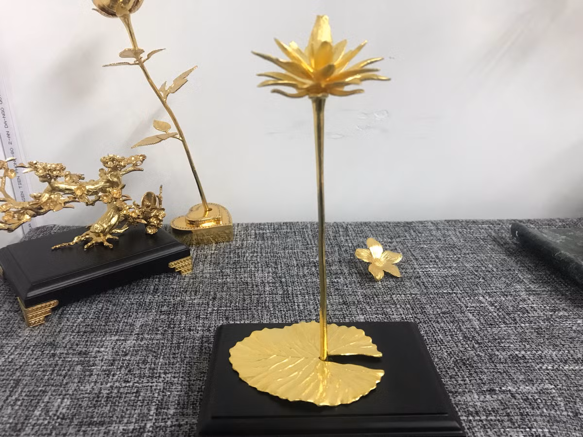 Độ dày mỏng của từng cánh hoa cũng được đo đạc công phu để tạo bông hoa thật nhất.