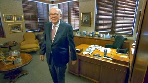 Bàn làm việc của tỷ phú Warren Buffett mang đậm chất hoài cổ của một doanh nhân thời kỳ trước. Chiếc bàn được truyền lại từ cha của ông. Ảnh: Printest.