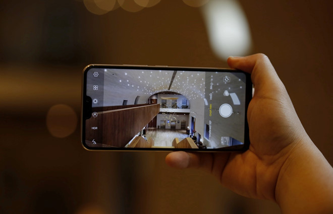 Máy dùng màn hình 6,3 inch nhưng có kích thước tổng thể tương đương các smartphone 5,5 inch trước đây. Ảnh: Zing.