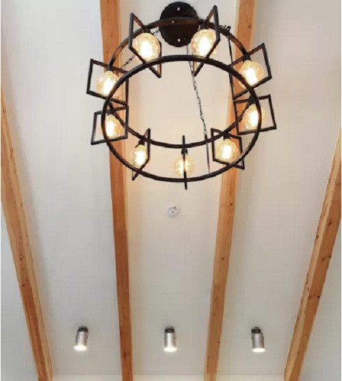 Đèn trang trí trần nhà thu hút sự chú ý của khách và làm quên đi diện tích nhỏ của căn nhà.