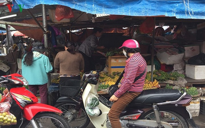 Chuối được nhiều người lựa chọn mua trong dịp này. Theo người bán hàng này, giá chuối tăng khoảng 20-30% so với ngàyt hường.