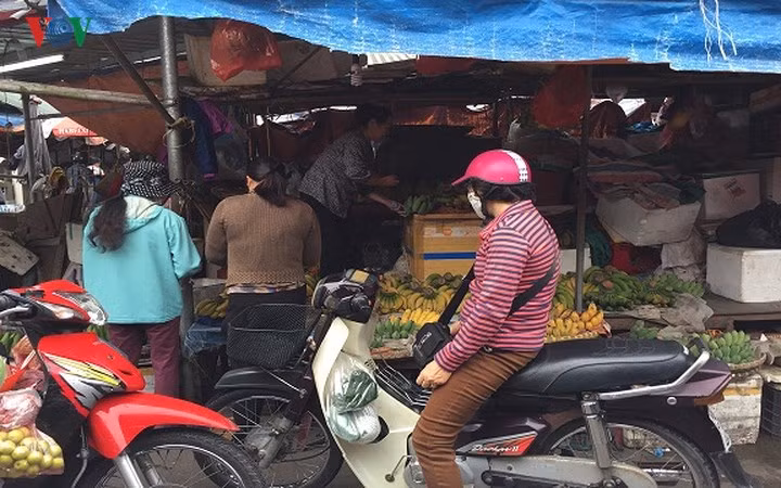 Chuối được nhiều người lựa chọn mua trong dịp này. Theo người bán hàng này, giá chuối tăng khoảng 20-30% so với ngàyt hường.