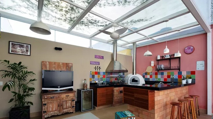 Mái nhà kính khung nhôm thoáng đãng là lựa chọn tuyệt vời cho những ai thích ngắm nhìn bầu trời vào bất cứ khoảnh khắc nào trong ngày. Ảnh: Arquiteture.