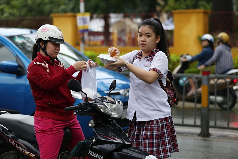 Theo thống kê của Sở GD&ĐT TP.HCM, TP có 87.341 học sinh tham gia kỳ thi tuyển sinh lớp 10 THPT công lập. Từ sáng sớm nhiều phụ huynh và học sinh đã có mặt tại các điểm thi để chuẩn bị bước vào môn thi đầu tiên.