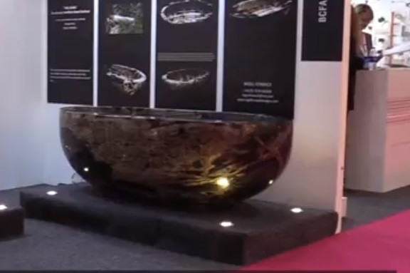 Chiếc bồn tắm độc đáo thu hút đông đảo sự chú ý của khách tham quan khi trưng bày tại triển lãm.