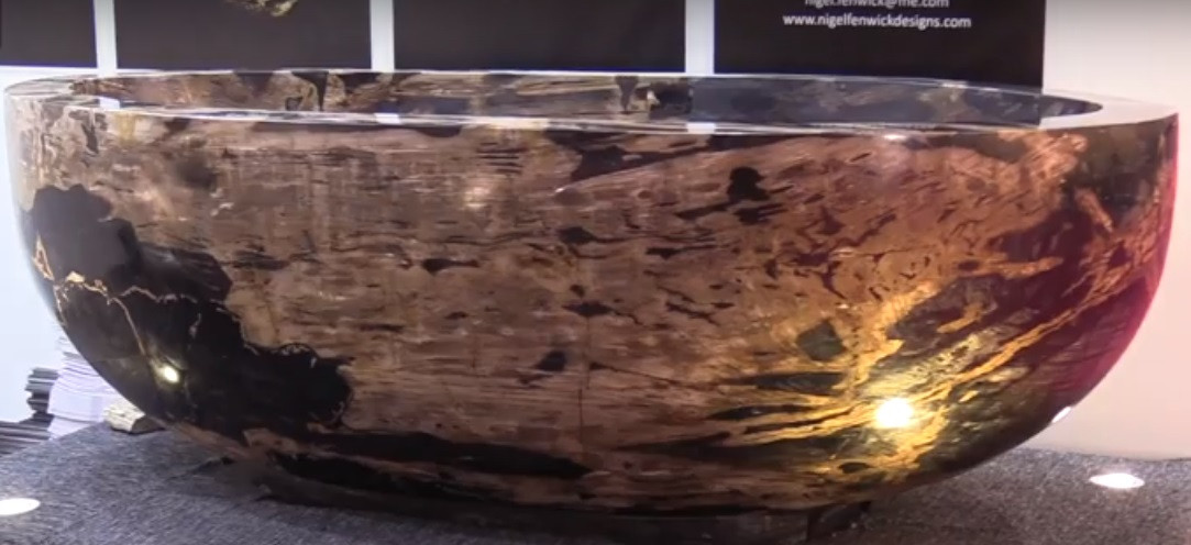 Bên ngoài bồn tắm bóng loáng, rất đẹp mắt.