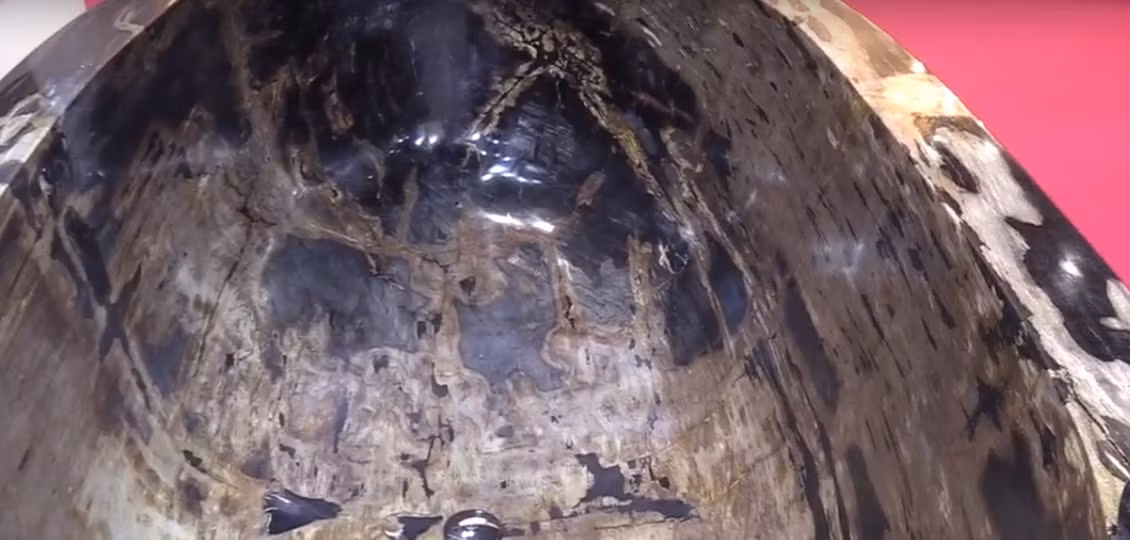 Bên trong bồn tắm.