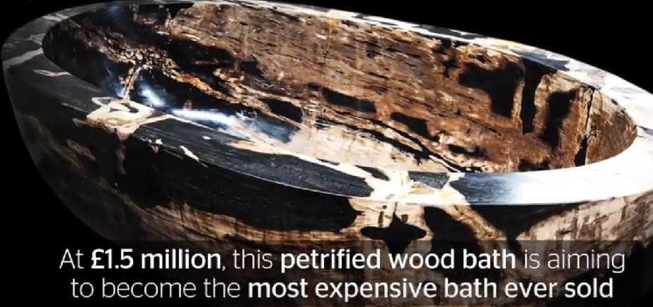 Không những thế, bồn tắm bằng gỗ này còn được chế tác hoàn toàn thủ công.