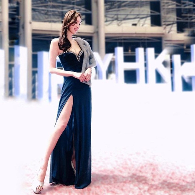 Bên cạnh đó, tờ QQ cũng đặt nghi vấn nữ diễn viên 30 tuổi đã phẫu thuật chỉnh sửa mũi. Chia tay tình già được nửa năm, Hà Ngạo Nhi vẫn có cuộc sống xa hoa, sang chảnh. Nhiều người cho rằng, Hà Ngạo Nhi đã kiếm được một món hời sau khi chia tay bồ già.