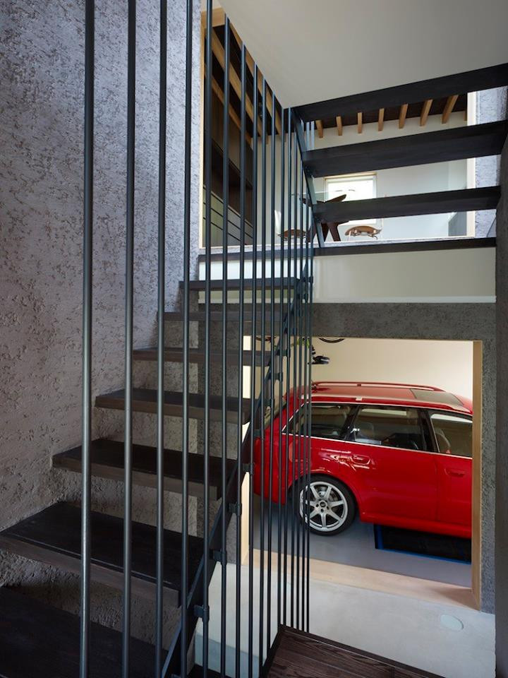 Cầu thang gỗ dây cáp tạo độ thoáng, cho ánh sáng và gió lùa vào nhà.