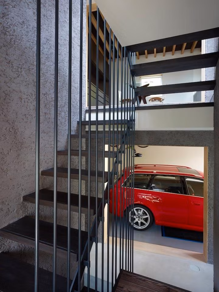 Cầu thang gỗ dây cáp tạo độ thoáng, cho ánh sáng và gió lùa vào nhà.