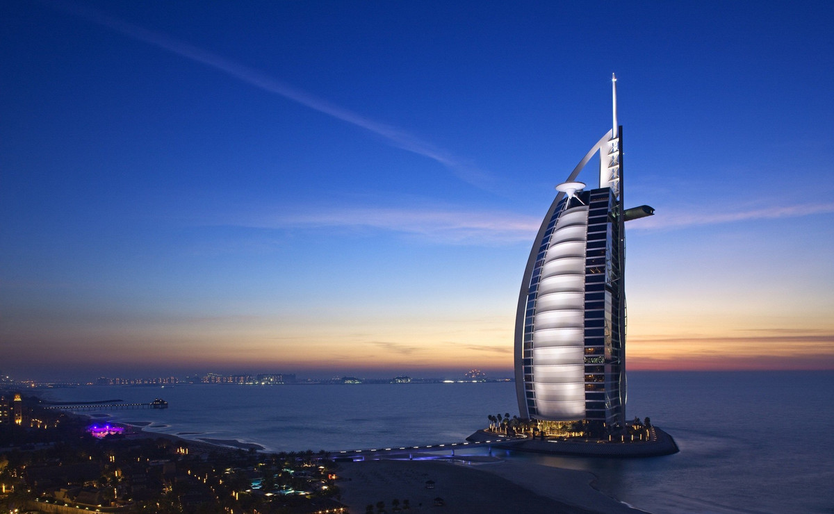 Khách sạn Burj Al Arab hình cánh buồm nằm trên hòn đảo nhân tạo là một trong những biểu tượng của Dubai.