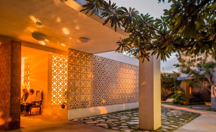 Hàng rào bằng gạch nan hoa vừa đẹp mắt vừa có độ thoáng mát, thích hợp với ngôi nhà thiết kế mở.