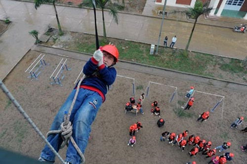 Khi có sự cố, bạn móc đầu thang vào thành cửa sổ, ban công có bệ chắc chắn. Mọi bộ phận của dây đều chống cháy nên bạn có thể bình tĩnh thoát hiểm. Ảnh: Giaoduc.