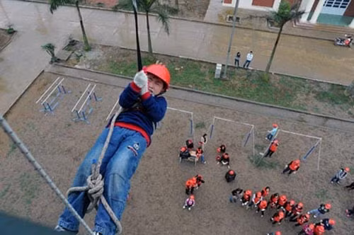 Khi có sự cố, bạn móc đầu thang vào thành cửa sổ, ban công có bệ chắc chắn. Mọi bộ phận của dây đều chống cháy nên bạn có thể bình tĩnh thoát hiểm. Ảnh: Giaoduc.