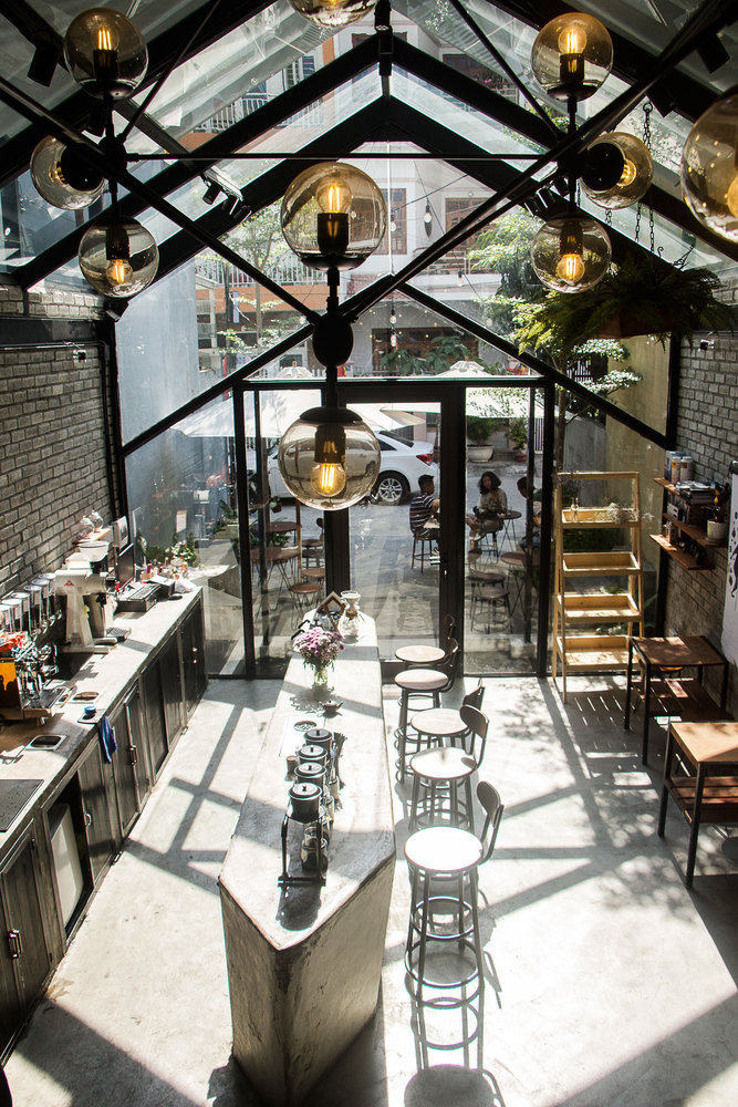 Mái kính cho ánh nắng ngập tràn không gian quán cà phê.