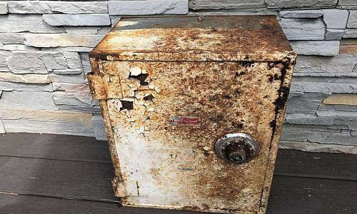 Bất ngờ thấy thùng đầy vàng, kim cương khi dọn vườn