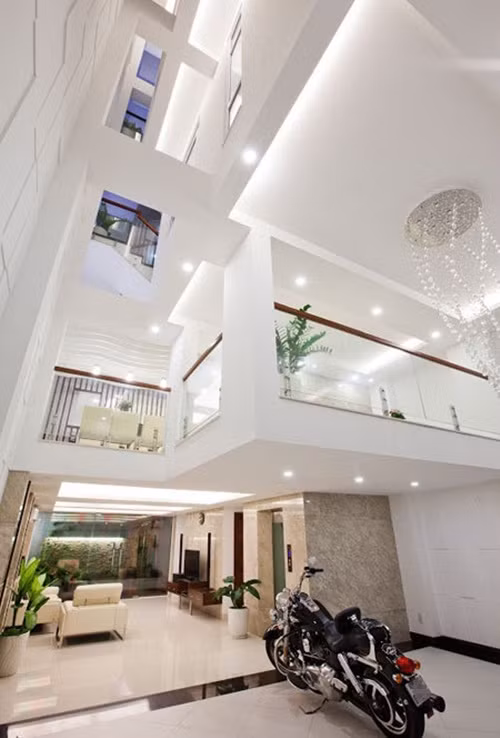 Giếng trời nhỏ phía trước tạo ra khoảng thông tầng, cho ánh sáng len lỏi vào bên trong.
